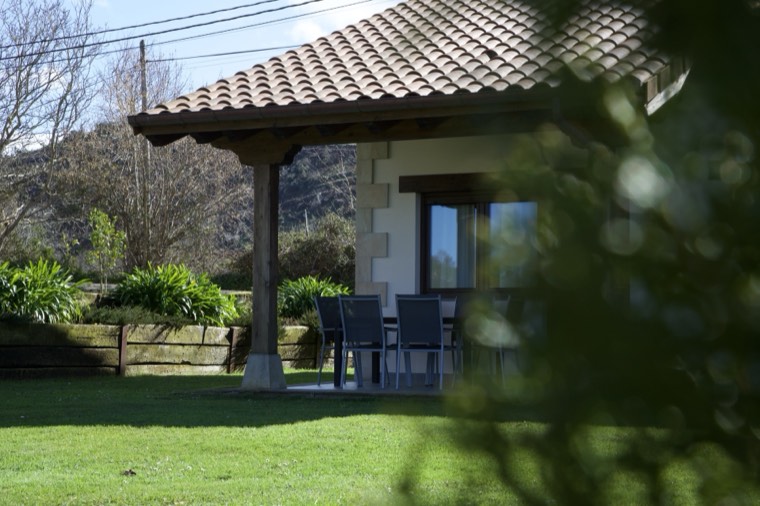 Exterior de la casa con porche y jardín
