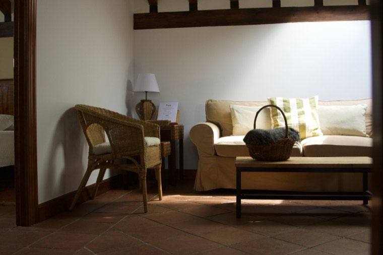 Salón con sofá y mesa de centro