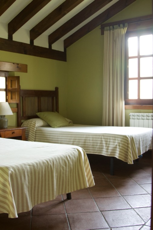 Dormitorio con vigas de madera
