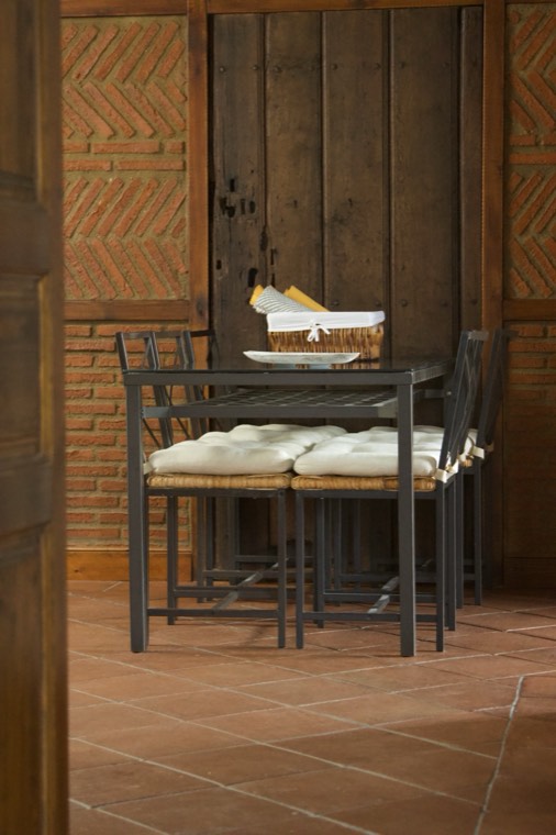 Comedor con pared de ladrillo